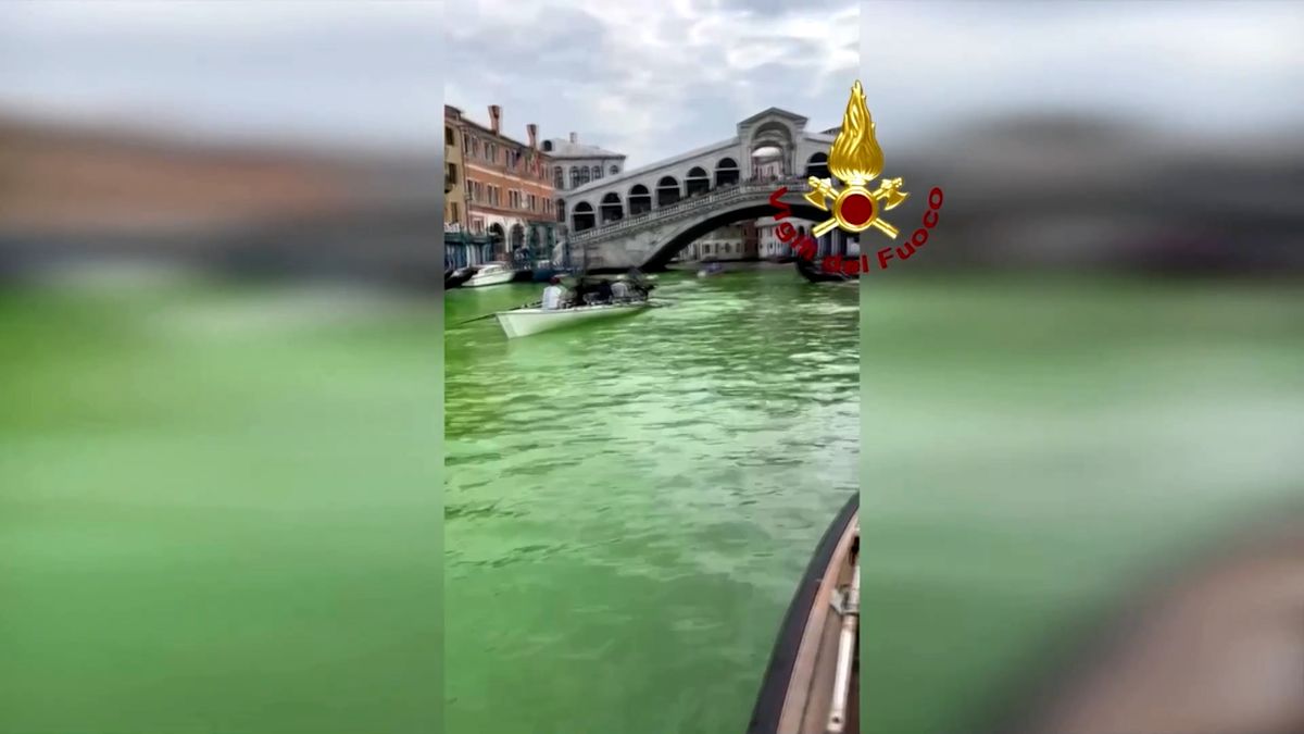 Voda v Benátkách se zbarvila do fluoreskující zelené